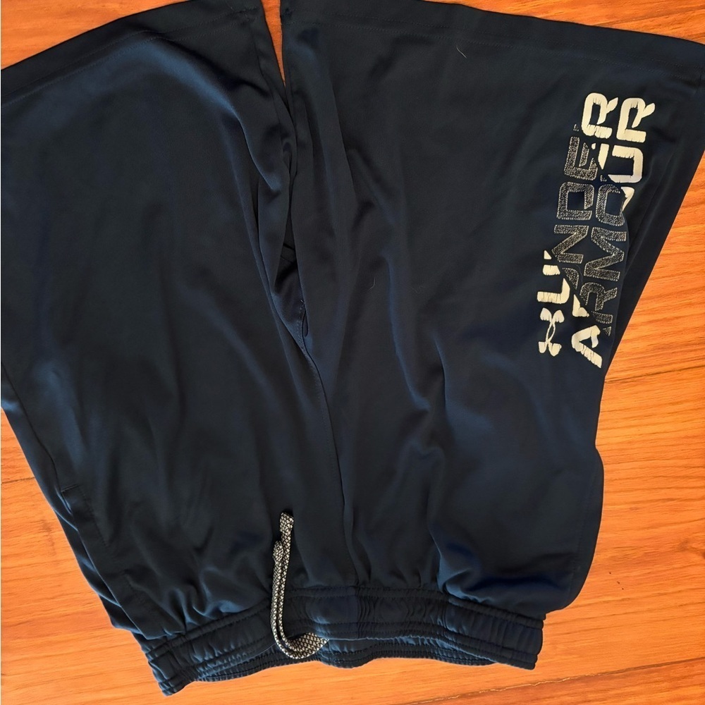 Under Armour Youth Large Black Logo Athletic Shorts